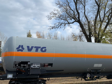 Gray tank car with orange stripe all around