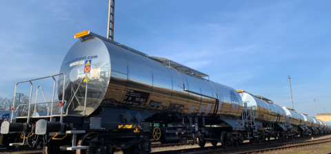 Silberner Chemie-Kesselwagen unter blauem Himmel